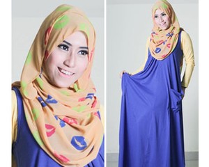 7 Gaya Hijab Raden Indriati, Blogger Cantik Asal Batam