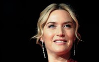 Lewat gaya rambut wavy updo-nya, Kate Winslet semakin percaya diri. Stuart C. Wilson/Getty Images.