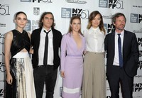 Amy Adams juga sempat berfoto bersama Rooney Mara, Joaquin Phoenix, Olivia Wilde, dan sutradara Spike Jonze. Dave Kotinsky/Getty Images/AFP.