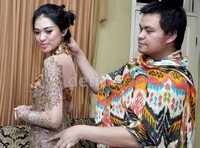 Ada dua busana, konsep Cirebonan, Delia itu palembang, suaminya itu Sumut, Medan. Ingin pakai warna sakral, off white. Untuk resepsi, pakai warna cokelat mocca, capucino dan gold, ujar sang perancang, Defrico Audy. Noel/detikHOT.
