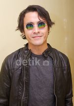 Gaya Ello dengan Kacamata John Lennon