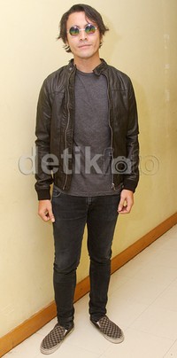 Ello tampil serba hitam. Gus Mun/detikHOT.