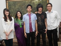 Elma bersama Addie MS, Memes, Kevin, dan Tristan. Gus Mun/detikHOT.