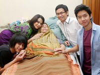 Memes dan keluarga bersama ibunda Memes. Gus Mun/detikHOT.