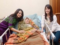 Elma memang terlihat akrab dengan keluarga Kevin. Gus Mun/detikHOT.