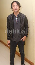 Gaya Ello dengan Kacamata John Lennon