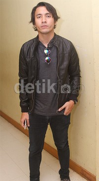 Kemarin udah mulai sibuk. Minggu lalu ikut tur lagi. Seminggu aja sih prosesnya ada penguburan dan lain-lain. Live must go on man, ujarnya. Gus Mun/detikHOT.