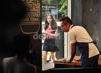 Dalam video klip tersebut, Sammy berperan sebagai seorang bartender. Noel/detikHOT.
