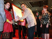Ketua Umum Kadin Indonesia, Suryo B. Sulisto menandatangani deklarasi Keberpihakan Pemerintah Terhadap Pemanfaatan Usaha Produk Kreatif Berbasis Budaya Dalam Pembangunan Karakter Bangsa pada saat Rapat Kerja Nasional Kadin Indonesia. (Kadin).