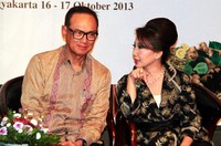 Ketua Umum Kadin Indonesia, Suryo B Sulisto berbincang dengan Wakil Ketua Umum Kadin Bidang Industri Tradisional Berbasis Budaya, Putri K Wardani. (Kadin).