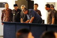 Presiden SBY menandatangani prasasti peresmian. Agus Trimukti/Humas PLN.