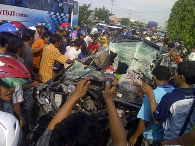 Avanza Tabrak Truk Parkir, 2 Tewas dan 2 Orang Kritis