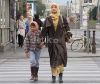 Fatma dan Ayse di sebuah jalan di kota Wina. Prapto/Maxima Pictures.