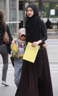 Raline berperan sebagai Fatma, muslim Turki yang hidup di Wina, Austria. Ia memiliki anak bernama Ayse (Gecchae). Prapto/Maxima Pictures