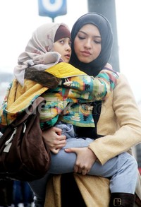 Fatma menggendong erat Ayse. Prapto/Maxima Pictures.