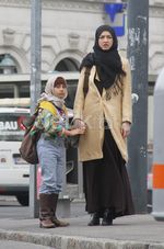 Ketika Raline Shah Berhijab