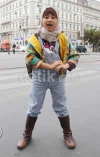 Gecchae pemeran Ayse sedang berpose di depan sebuah gedung opera di Wina. Prapto/Maxima Pictures.