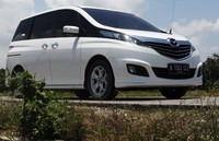 Mobil ini diklaim memiliki sejumlah keunggulan dibanding lawan-lawannya. Biante berteknologi SKYACTIV ini seolah sudah melewati lorong waktu, karena seperti mobil masa depan yang hadir di masa kini. (Dok Mazda)