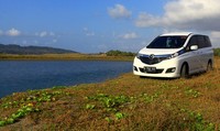 Biante tampak stylish dan modern, jauh dari kesan 'mobil standar' yang terlihat di banyak mobil sekelasnya. Desain grille yang menyerupai huruf 'V' dan foglamp tampak menarik perhatian. (Dok Mazda)