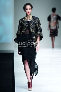 Jakarta, Indonesia - 08 Oktober. Tuty Cholid Sensious Radiant Flow at Sceeno Exhibition Hall Lt.3. 08 Oktober 2013. Gandaria City. Jakarta. [Foto: Mohammad Abduh/Wolipop]