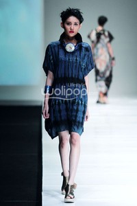 Jakarta, Indonesia - 08 Oktober. Tuty Cholid Sensious Radiant Flow at Sceeno Exhibition Hall Lt.3. 08 Oktober 2013. Gandaria City. Jakarta. [Foto: Mohammad Abduh/Wolipop]