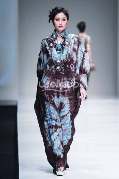 Jakarta, Indonesia - 08 Oktober. Tuty Cholid Sensious Radiant Flow at Sceeno Exhibition Hall Lt.3. 08 Oktober 2013. Gandaria City. Jakarta. [Foto: Mohammad Abduh/Wolipop]