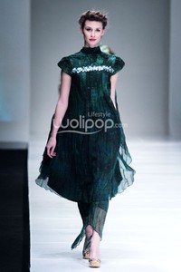 Jakarta, Indonesia - 08 Oktober. Tuty Cholid Sensious Radiant Flow at Sceeno Exhibition Hall Lt.3. 08 Oktober 2013. Gandaria City. Jakarta. [Foto: Mohammad Abduh/Wolipop]