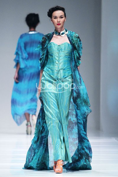 Jakarta, Indonesia - 08 Oktober. Tuty Cholid Sensious Radiant Flow at Sceeno Exhibition Hall Lt.3. 08 Oktober 2013. Gandaria City. Jakarta. [Foto: Mohammad Abduh/Wolipop]