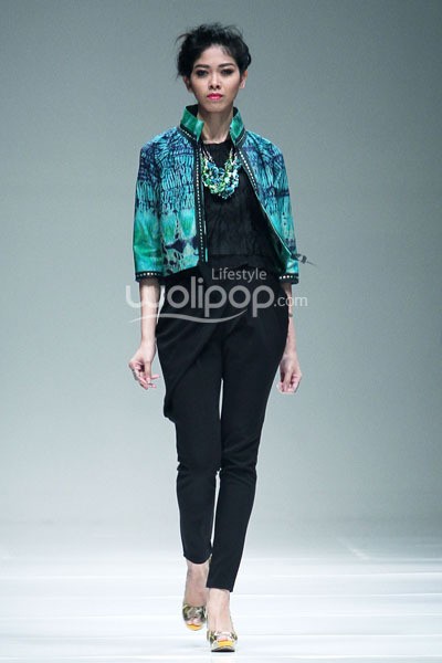 Jakarta, Indonesia - 08 Oktober. Tuty Cholid Sensious Radiant Flow at Sceeno Exhibition Hall Lt.3. 08 Oktober 2013. Gandaria City. Jakarta. [Foto: Mohammad Abduh/Wolipop]