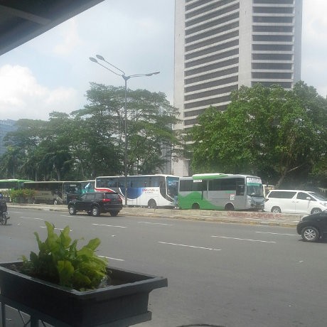 Dikepung Demo Buruh, Lalin Bundaran HI Macet Parah