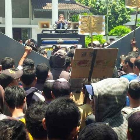Masuk PN Solo Lewat Belakang, Fahri Hamzah Diteriaki Penakut dan Pengecut
