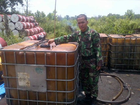 TNI Gerebek Gudang Penimbunan BBM di Pontianak
