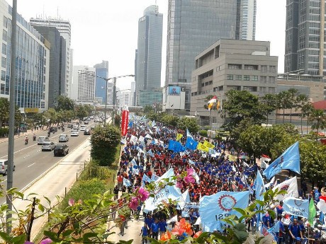 Mampir Sejenak, Ribuan Buruh Tuntut Pembubaran MK