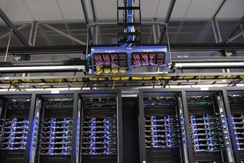 Salah satu server Facebook dimana seorang teknisi bisa memperbaiki setiap bagian dari unit hanya dalam waktu 2 menit. (kredit foto: Taylor Hatmaker)