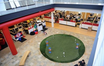Bilik bilik kantor YouTube dan lapangan golf mini dijepret dari atas. (kredit foto: getty images)