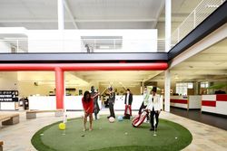 Wow! Ada Lapangan Golf & Kolam Renang di Kantor YouTube