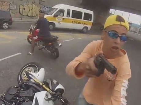 Perampok Motor Ditembak Polisi di Depan Korbannya