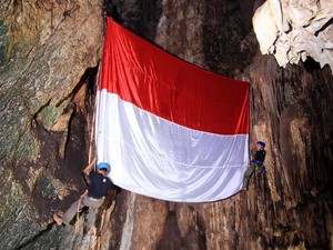 Bendera Raksasa di Gua Pawon