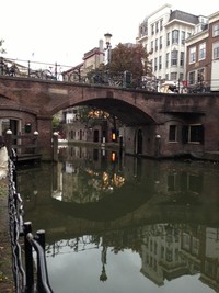Kanal-kanal yang ada di kota ini juga bersih dan sangat tertata, tidak jauh berbeda dengan yang ada di Amsterdam. Kapal-kapal kecil pun bisa disewa untuk berkeliling (Uyung/detikTravel)