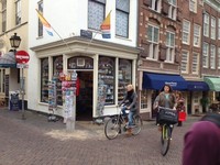 Salah satu hal yang tak bisa terlewatkan saat melancong ke sebuah kota adalah belanja suvenir. Inilah salah satu toko suvenir yang bisa dikunjungi saat ke Utrecht (Uyung/detikTravel)