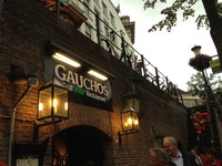 Petualangan di Utrecht berakhir di Gauchos Restaurant, sebuah restoran steak khas Argentina yang berlokasi di tepian kanal, persis di bawah jembatan yang tempat orang berlalu lalang di atasnya (Uyung/detikTravel)