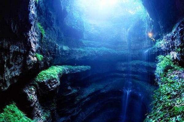 Gua Hantu & 8 Gua Luar Biasa di Dunia