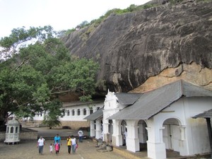 Ada Buddha Tidur di Dalam Gua Srilanka