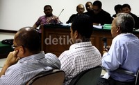     Rudy Rusmadi, Tanu Margono, dan Abdullah Sani memberikan kesaksian, Kamis (17/10/2013). Lamhot Aritonang/detikFoto.