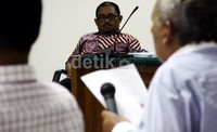 Luthfi Hasan mendengarkan keterangan saksi. Lamhot Aritonang/detikFoto.