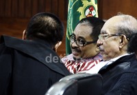 Luthfi Hasan berdiskusi dengan kuasa hukumnya. Lamhot Aritonang/detikFoto.