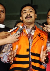 Andi keluar dengan mengenakan baju tahanan KPK berwarna oranye. Lamhot Aritonang/detikFoto.