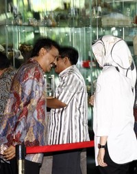 Saat tiba di gedung KPK, Andi sempat bertemu Walikota Tangerang Selatan Airin Rachmi Diany yang datang untuk menjenguk suaminya, Tubagus Chaery Wardhana. Lamhot Aritonang/detikFoto.