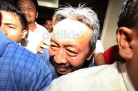 Gatot digiring oleh sejumlah penyidik menuju ke ruang tahanan.