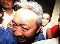 Gatot bungkam dan tidak memberikan komentar saat ditanya mengapa ia membunuh istrinya, Holly.